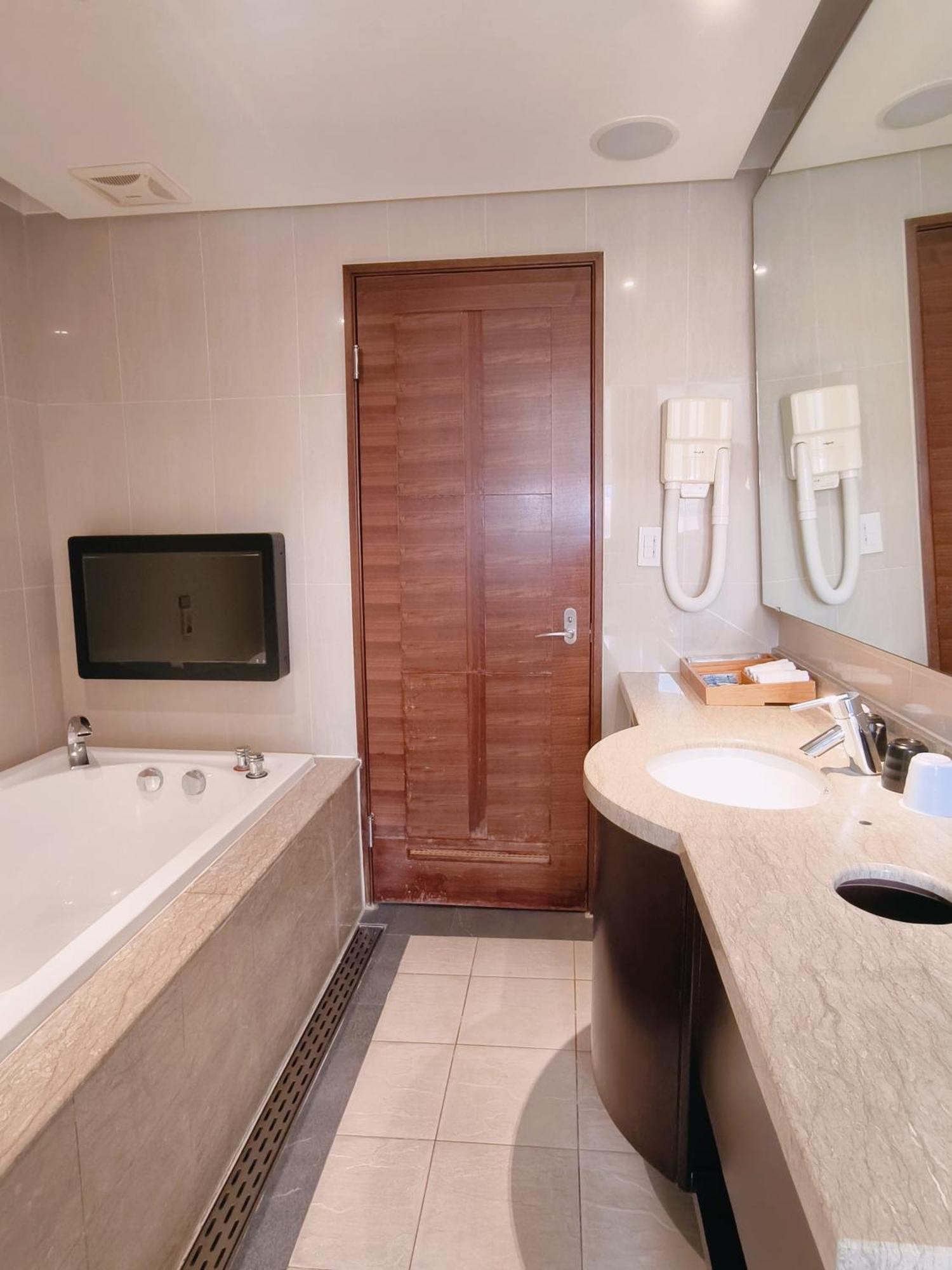 Via Hotel Breeze Tajpej Szoba fotó